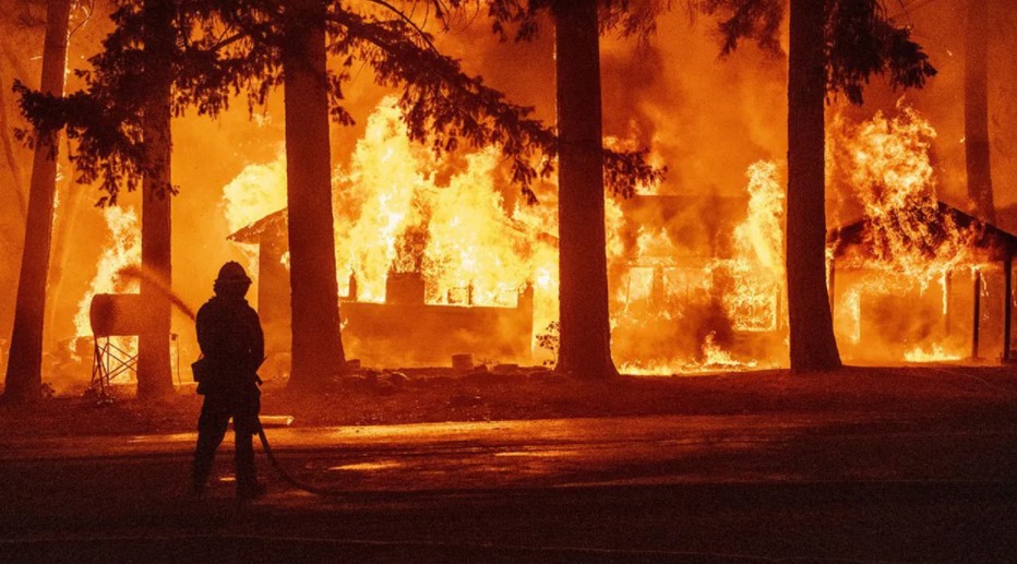 Un pompier tentant de maîtriser le Dixie Fire en Californie. Photo AFP