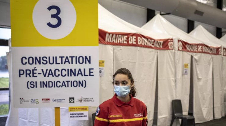 L'entrée du mégacentre de vaccination contre le Covid-19, à Bordeaux (Gironde), le 18 mai 2021. (NURPHOTO / AFP)