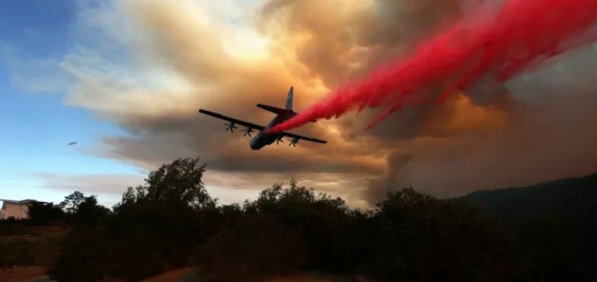 Un avion déverse une substance qui ralentit la progression du feu en Californie - GETTY IMAGES NORTH AMERICA/AFP