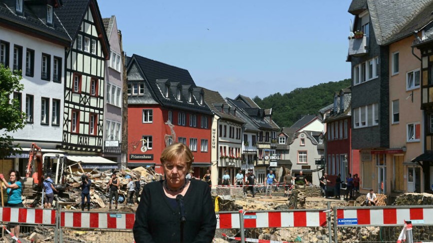 La chancelière allemande Angela Merkel dans la ville sinistrée de Bad Munstereifel, le 20 juillet 2021. CHRISTOF STACHE POOL/AFP