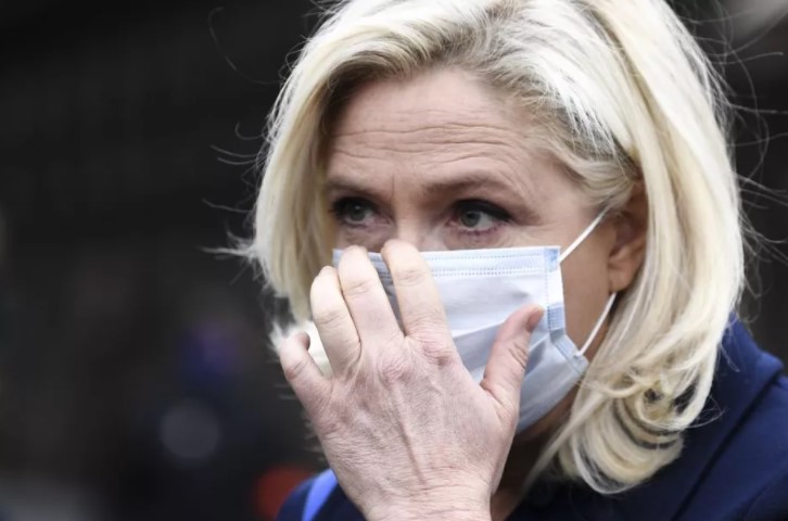 La présidente du Rassemblement National, Marine Le Pen, portant un masque, début mai. Archives/ AFP