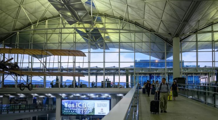 Des passagers arrivent à l'aéroport de Hong Kong, le 14 août 2019. (Archives / AFP)