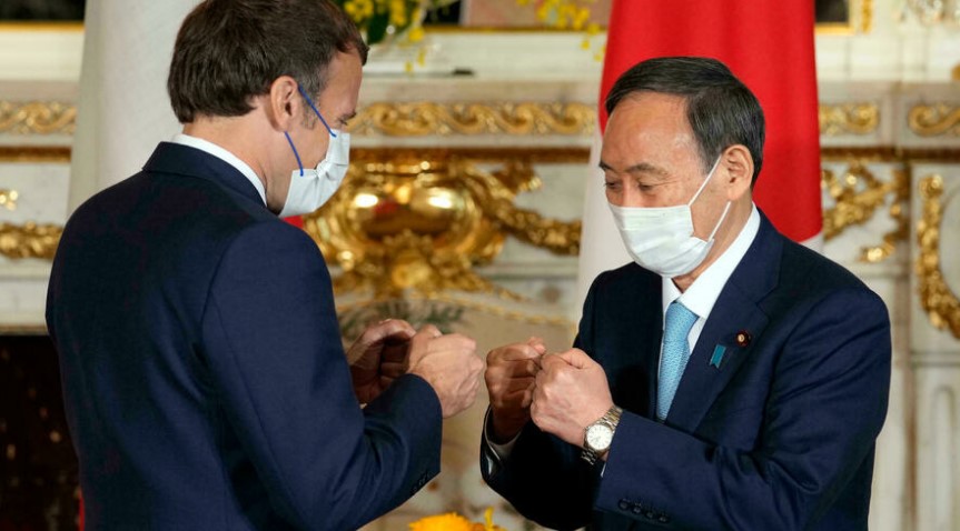 Le Premier ministre japonais Yoshihide Suga (D) et le président français Emmanuel Macron le 24 juillet 2021 à Tokyo. AFP