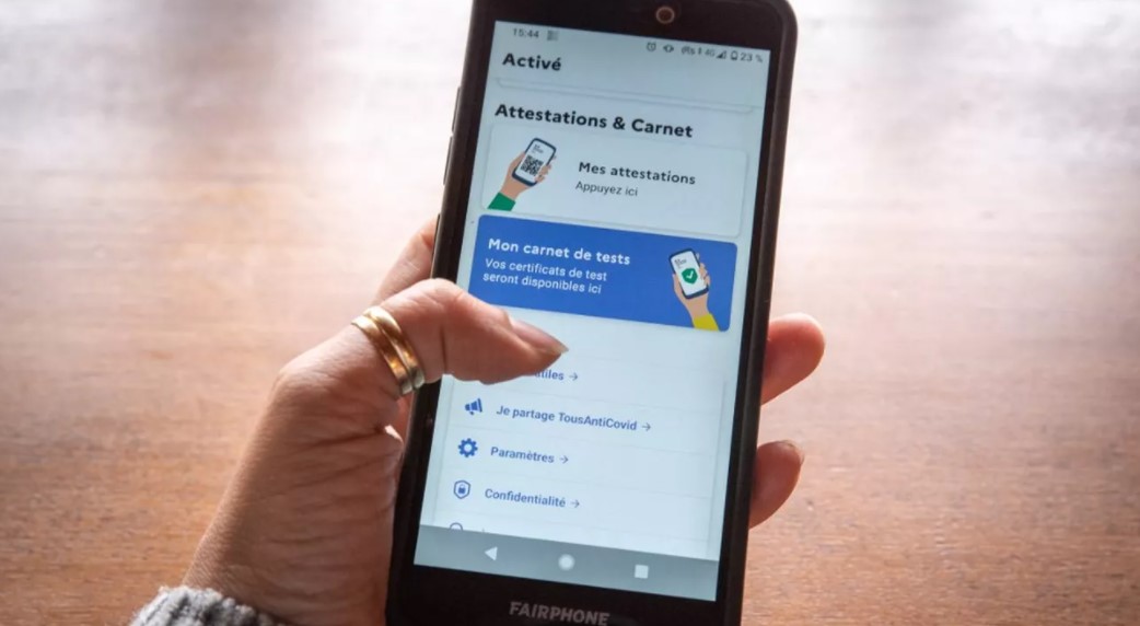 L'application TousAntiCovid Carnet, qui permet de stocker les documents du pass sanitaire, sur un smartphone, le 1er mai 2021. (Archives AFP)