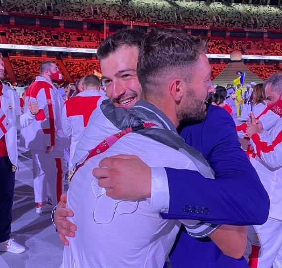 Les deux frères syriens, Mohamad et Alaa Maso, se serrant dans les bras lors des Jeux olympiques de Tokyo. Capture d'écran Instagram/Mohamad Maso