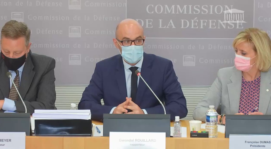 Le député français Gwendal Rouillard (c) présentant le 6 juillet ses conclusions au sujet de la crise libanaise aux membres de la commission. Capture d'écran vidéo fournie par le site de l'Assemblée nationale française