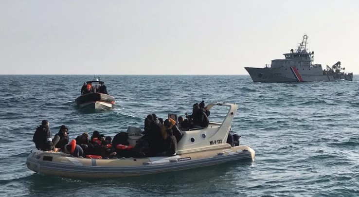Des migrants sont secourus au large de Calais (Pas-de-Calais), le 18 février 2019. (SOCIETE NATIONAL DE SAUVETAGE EN MER / AFP)