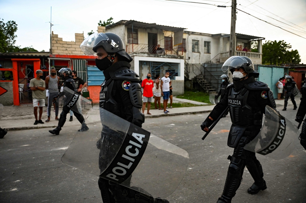 La police cubaine lors de manifestations à Havana, le 12 juillet 2021. Photo AFP / YAMIL LAGE