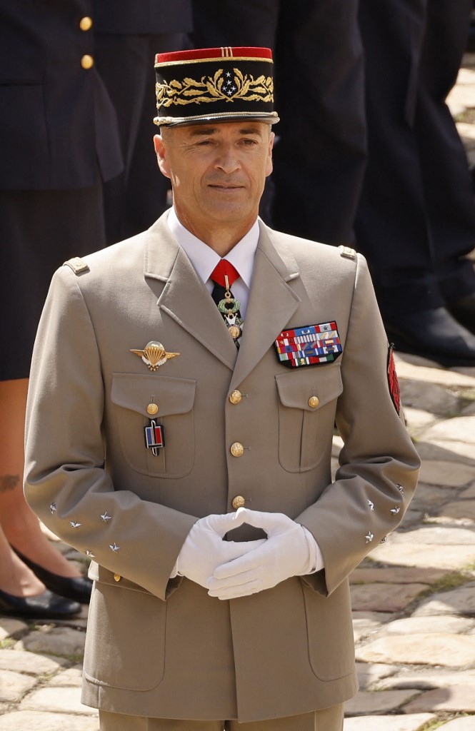 Le chef d'état-major des armées françaises Thierry Burkhard assiste à la cérémonie militaire de la «prise d'armes» dans la cour des Invalides, à Paris, le 8 juillet 2021 (AFP)
