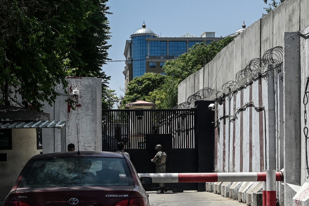 Un personnel de sécurité garde une entrée près de l'ambassade d'Australie dans la zone verte de Kaboul, après que l'Australie a brusquement annoncé la fermeture de son ambassade en Afghanistan alors que les troupes étrangères se retirent (photo d'archives ) (AFP)