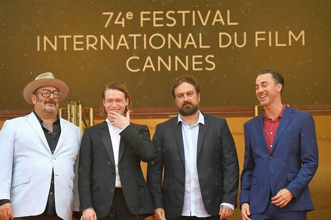 Nick Batzias, Caleb Landry Jones, Justin Kurzel et Shaun Grant pour le film "Nitram", le premier programmé vendredi. Il aborde le sujet brûlant, surtout dans le monde anglo-saxon, du contrôle des armes à feu. Il promet de revisiter la genèse d’une fusillade en Australie, qui avait fait 35 morts en 1996, en se concentrant sur le profil du tueur. Le projet, porté par le réalisateur Justin Kurzel fait déjà polémique en Australie parmi les familles de victimes. Photo Christophe SIMON/AFP