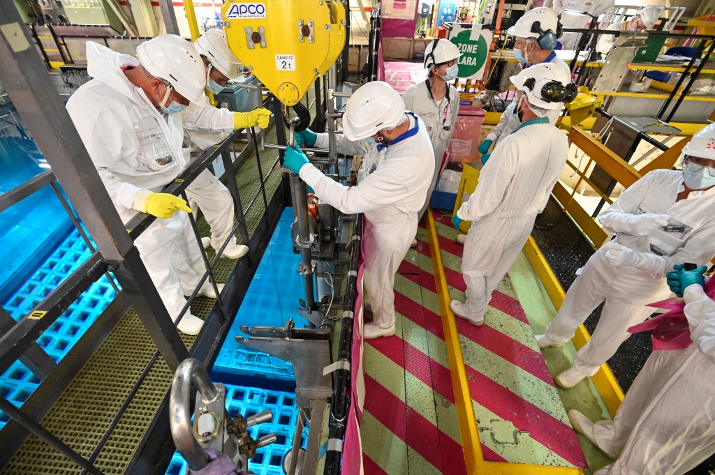 Des salariés d'EDF retirent une barre de combustible nucléaire de la piscine de stockage de la centrale nucléaire de Fessenheim, dans l'est de la France (AFP)