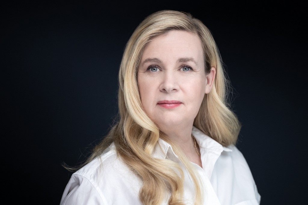 La chef française Hélène Darroze pose lors d'une séance photo à Paris (AFP)