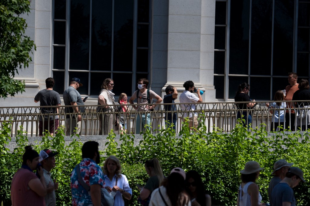Les gens font la queue pour entrer au Smithsonian's Natural History Museum alors que la région de DC connaît une vague de chaleur Le changement climatique rend les températures record de plus en plus fréquentes (AFP)