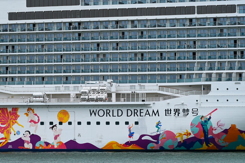Des gens sont vus à bord du navire de croisière World Dream de Dream Cruises amarré au Marina Bay Cruise Center à Singapour le 14 juillet 2021, après son retour dans la cité-État à la suite du test positif d'un passager pour le coronavirus Covid-19(AFP)