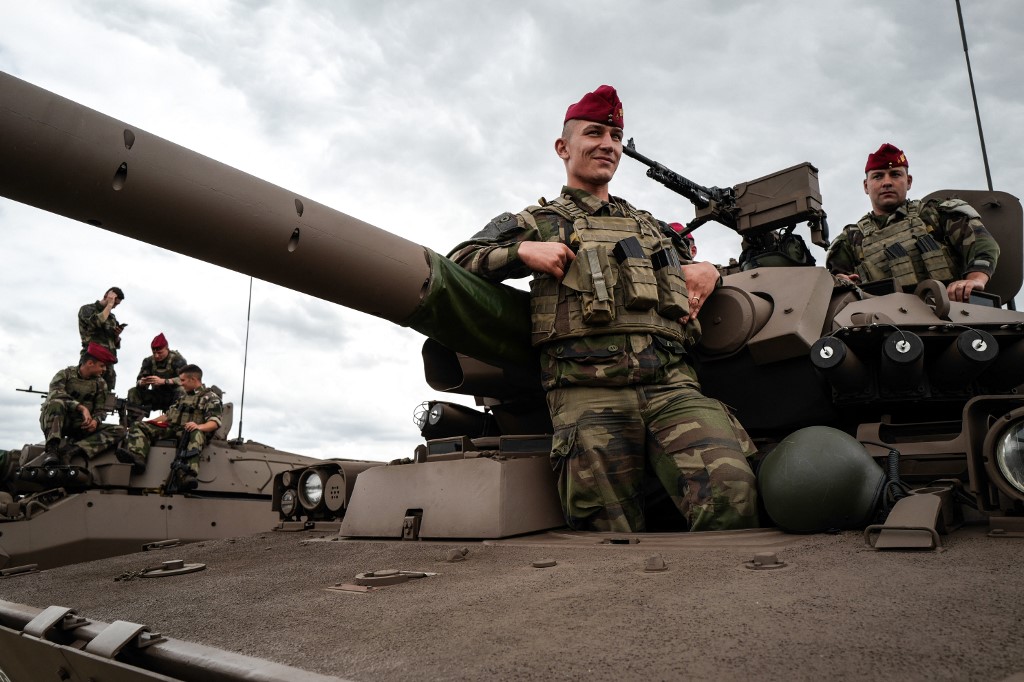 Des soldats français attendent sur un char alors que les forces armées françaises participent à une répétition du défilé du 14 juillet à Brétigny-sur-Orge, dans le sud de Paris (AFP)