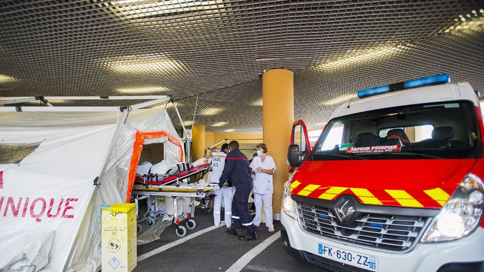 Des pompiers transportent un patient atteint du Covid-19 sur une civière à l'intérieur d'une tente de triage à l'extérieur de l'hôpital universitaire Pierre Zobda-Quitman University hospital (CHU) à Fort-de-France le 30 juillet 2021. AFP