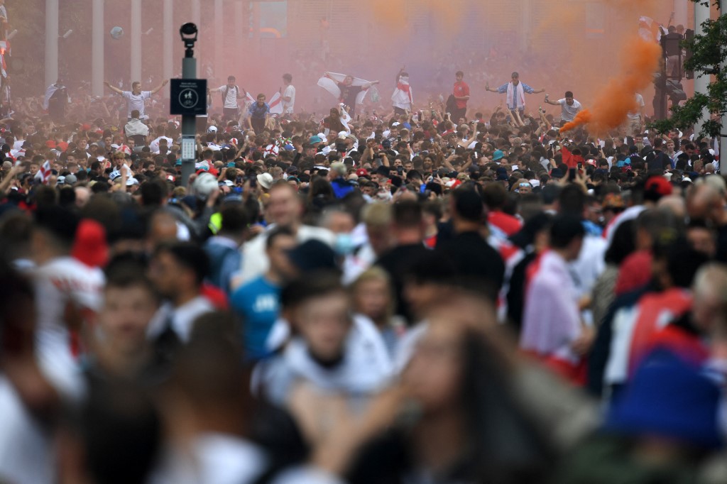 Les supporters anglais encouragent leur équipe devant le stade de Wembley avant le dernier match de football de l'UEFA EURO 2020 entre l'Angleterre et l'Italie dans le nord-ouest de Londres (AFP)