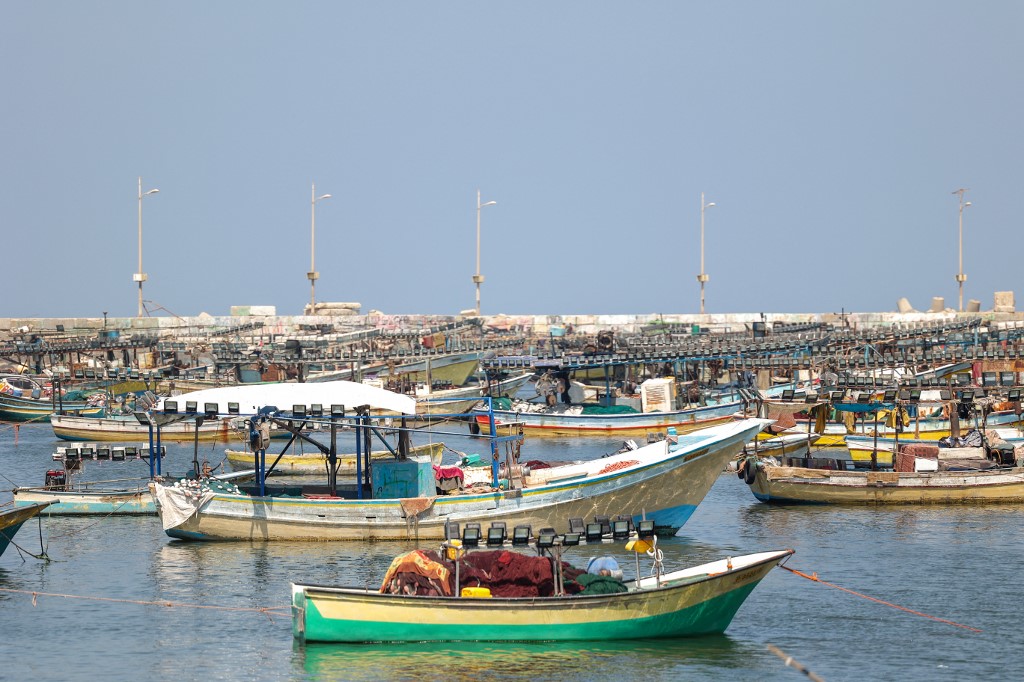 Des bateaux de pêche palestiniens sont amarrés dans le port de Gaza City le 11 juillet 2021 (AFP)