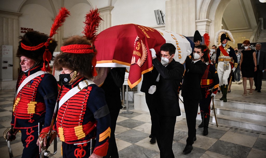 Des membres d'un club historique et des proches portent le cercueil du général français Charles Etienne Gudin lors d'une cérémonie de transfert des restes de son corps de Russie en France (AFP)