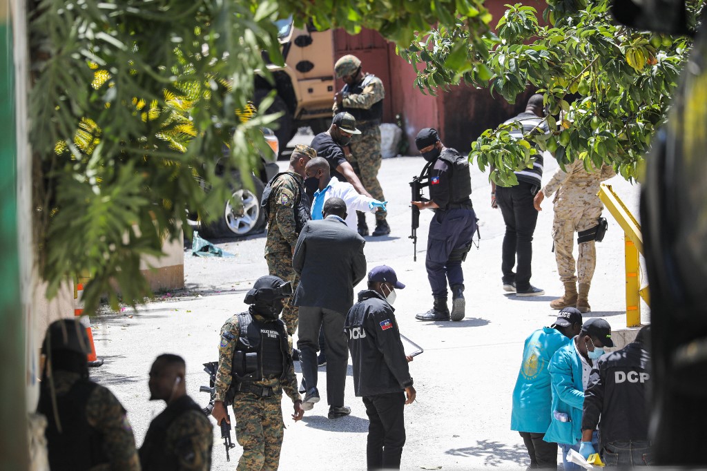 Des membres de la police haïtienne et de la médecine légale recherchent des preuves à l'extérieur de la résidence présidentielle le 7 juillet 2021 à Port-au-Prince, Haïti (AFP)