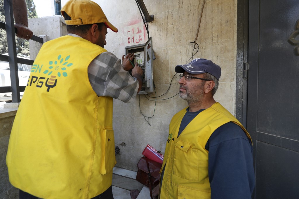Le personnel d'une compagnie d'électricité syrienne a installé un compteur dans la ville d'Idlib, dans le nord-ouest des rebelles. La connexion à l'électricité turque a changé la vie de nombreuses personnes dans la ville d'Idlib (AFP)