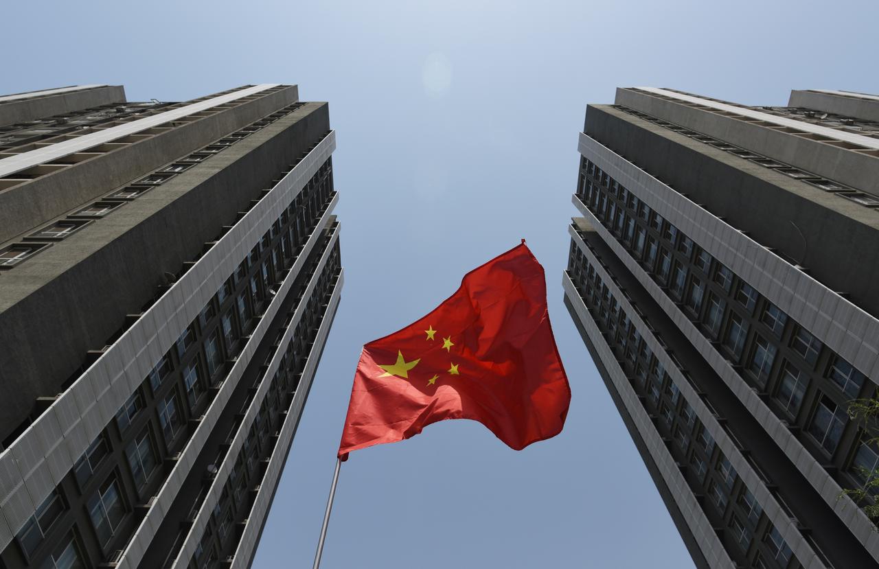 Le 30 avril 2017, un drapeau chinois agrémente un immeuble résidentiel à Pékin. Archives AFP