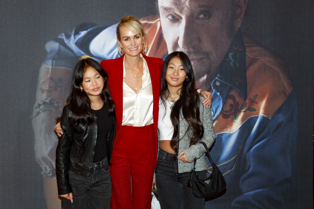 Laeticia Hallyday, veuve du défunt chanteur français Johnny Hallyday pose avec leurs filles Jade et Joy à leur arrivée à l'avant-première du film "Johnny Hallyday" (photo d'archives) (AFP)