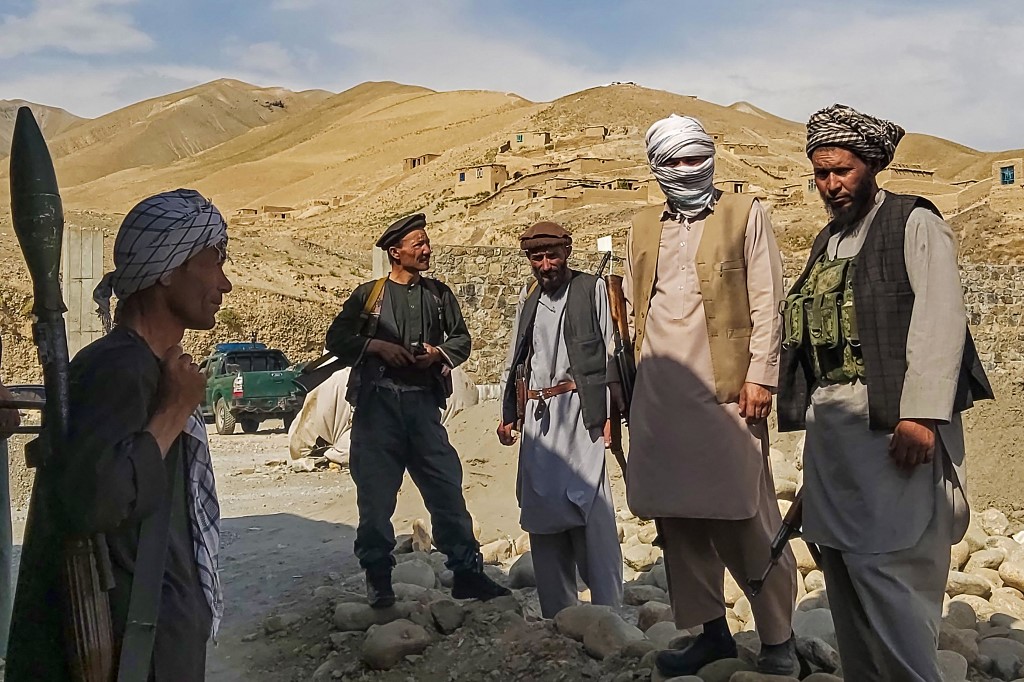 Les milices afghanes montent la garde à un avant-poste alors qu'elles patrouillent contre les combattants talibans (AFP)