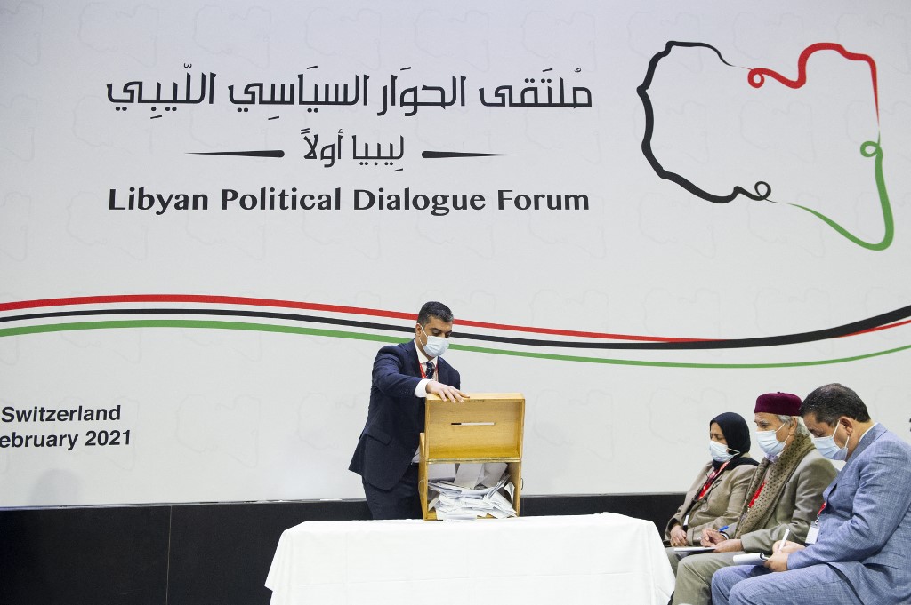 Cette photo prise et publiée par les Nations Unies (ONU) montre un personnel vidant une urne après que les délégués ont voté pour le nouveau gouvernement intérimaire lors d'une réunion du Forum de dialogue politique libyen (photo d'archives) (AFP)