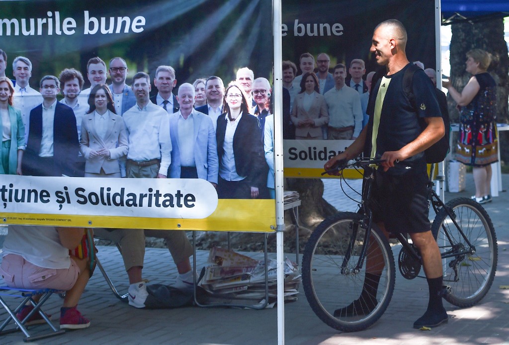 Un homme visite une tente de campagne du Parti d'action et de solidarité pro-présidentiel à Chisinau. Les électeurs moldaves se rendent aux urnes le 11 juillet 2021 lors d'élections législatives anticipées convoquées par la nouvelle présidente Maia Sandu pour la renforcer position contre les forces pro-russes (AFP)