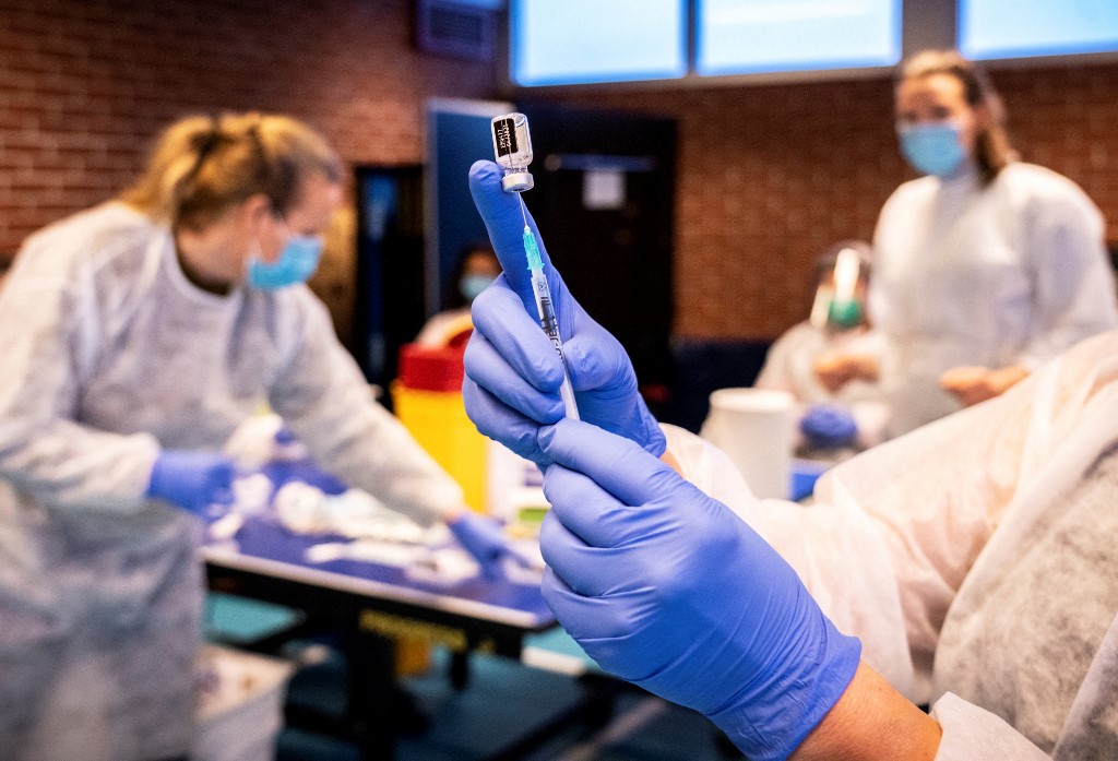 Une infirmière prépare une seringue avec un vaccin contre le coronavirus (Covid-19) en Norvège (photo d'archives) (AFP)