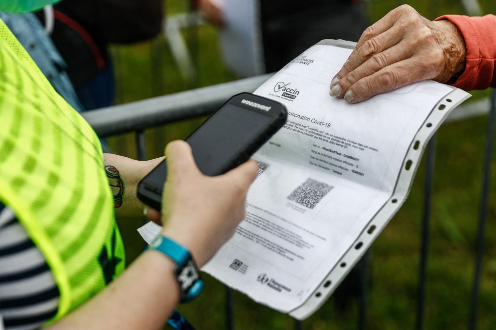 Un festivalier fait vérifier son certificat de vaccination Covid-19 à son arrivée le jour de l'ouverture de la 29e édition du festival de musique Les Vieilles Charrues à Carhaix-Plouguer, dans l'ouest de la France (AFP)