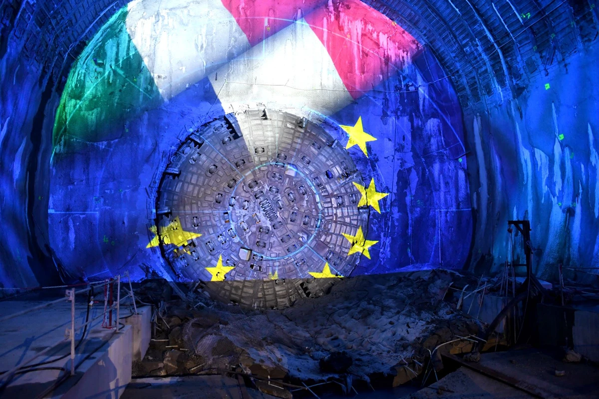 57 km sous les Alpes: le chantier du tunnel Lyon-Turin sur les rails