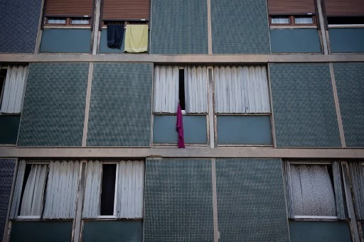 Cette photo montre des serviettes suspendues aux fenêtres d'un immeuble de logements sociaux "La Maurelette" lors d'une visite de la ministre française du Logement junior Emmanuelle Wargon (invisible) à Marseille, dans le sud de la France, le 30 juillet 2020. (Clement Mahoudeau / AFP)
