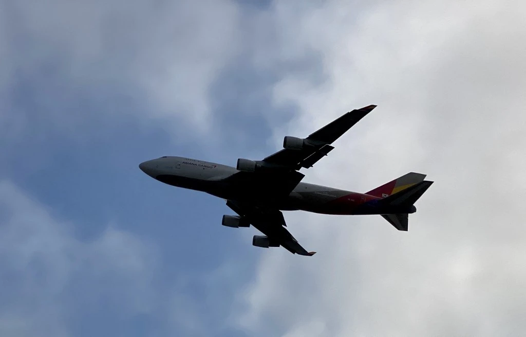Un Boeing 737 cargo contraint d'amerrir en urgence à Hawaï