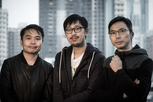 Cette photo prise le 1er mars 2016 montre (g à d) les cinéastes Javons Au, Ng Ka-leung et Kiwi Chow posant à Hong Kong. Les trois jeunes réalisateurs de Hong Kong ont apporté chacun un segment au film en cinq parties qui exploite les pires craintes des habitants pour l'avenir du territoire semi-autonome alors que l'emprise de Pékin se resserre. (Philippe Lopez / AFP)