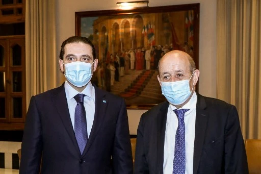 Photo prise le 6 mai 2021 lors d’une rencontre entre le Premier ministre libanais désigné Saad Hariri (g) et le ministre français des Affaires étrangères et européennes Jean-Yves Le Drian (d) à Beyrouth. (AFP / Dalati et Nohra)
