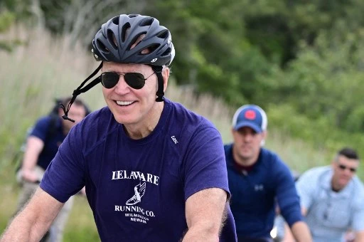 Biden savoure une victoire sur la pandémie, mais de dures batailles sont à venir