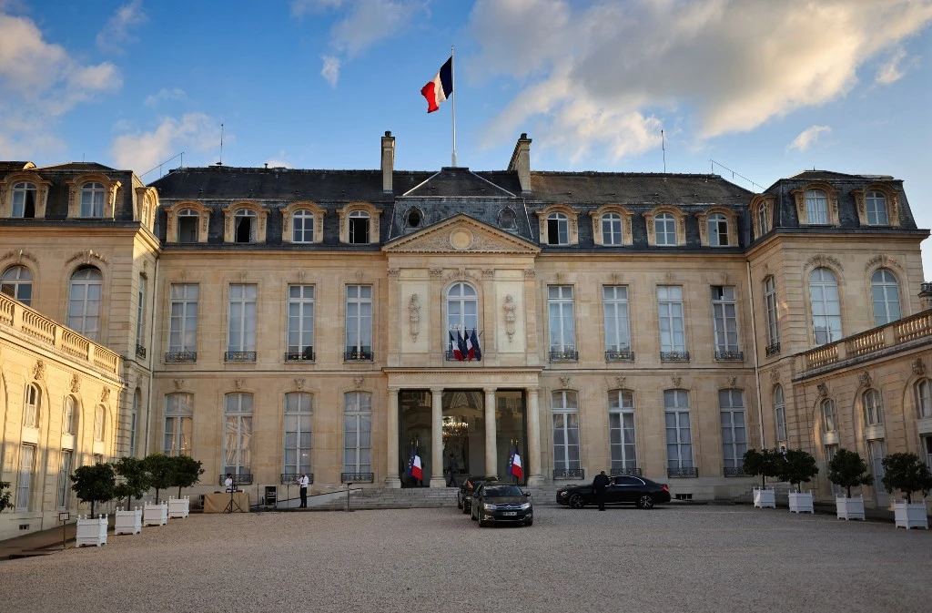 Macron recevra syndicats et patronat mardi à l'Elysée