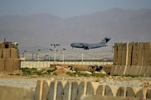Un avion de transport de l'US Air Force atterrit à la base aérienne de Bagram à Bagram le 1er juillet 2021. (Wakil Kohsar/AFP)