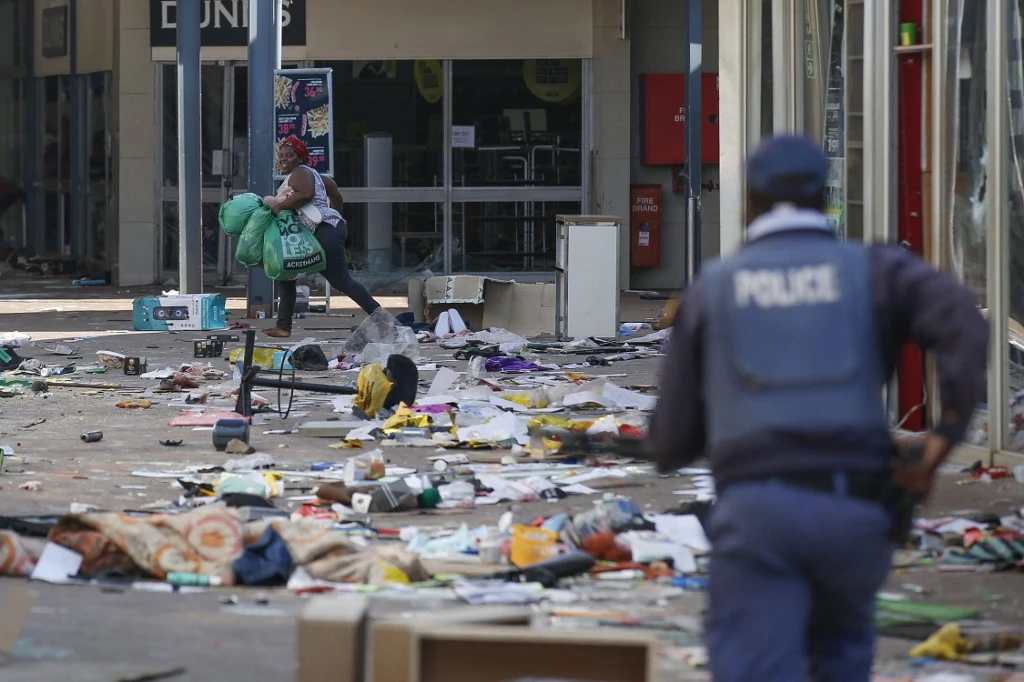 Afrique du Sud: dix morts, plus de pillages, l'armée déployée