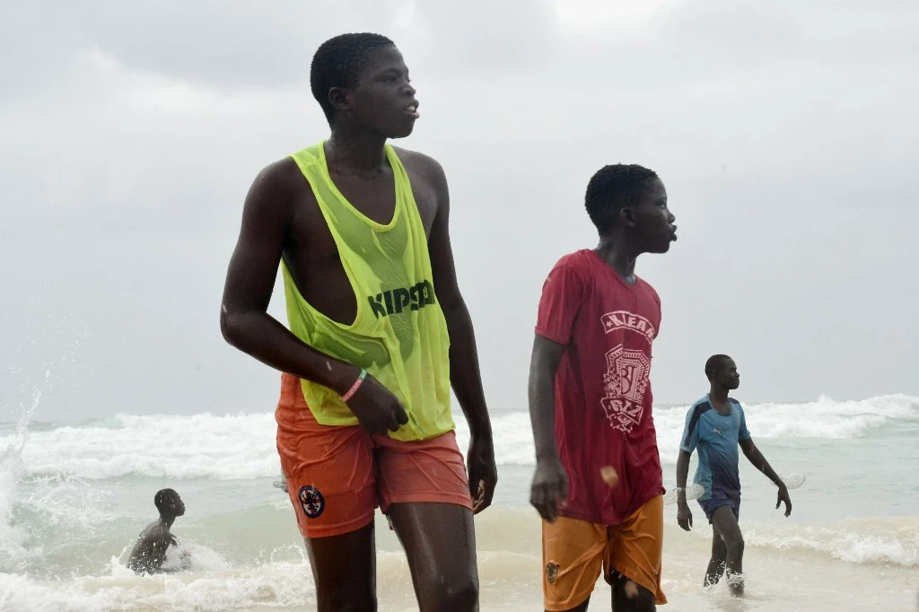 Des dakarois sur la dangereuse plage Malika le 4 juillet 2021. Photo Seyllou / AFP