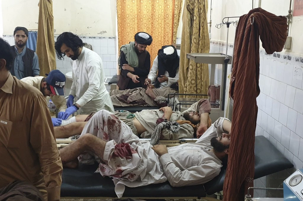 En Afghanistan, la stratégie double des talibans: forcer la paix ou s'imposer militairement