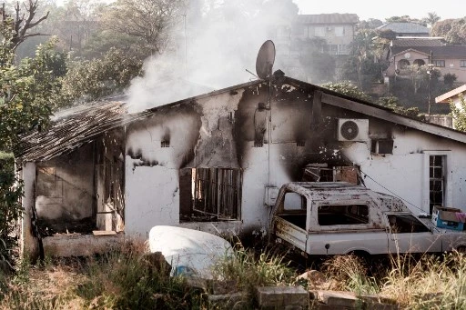 "Des pillards ? Nous on tire": peur et tensions raciales en Afrique du Sud