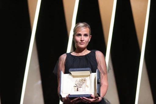 Cannes: Julia Ducournau remercie le jury d'avoir choisi «un monde plus fluide et inclusif»