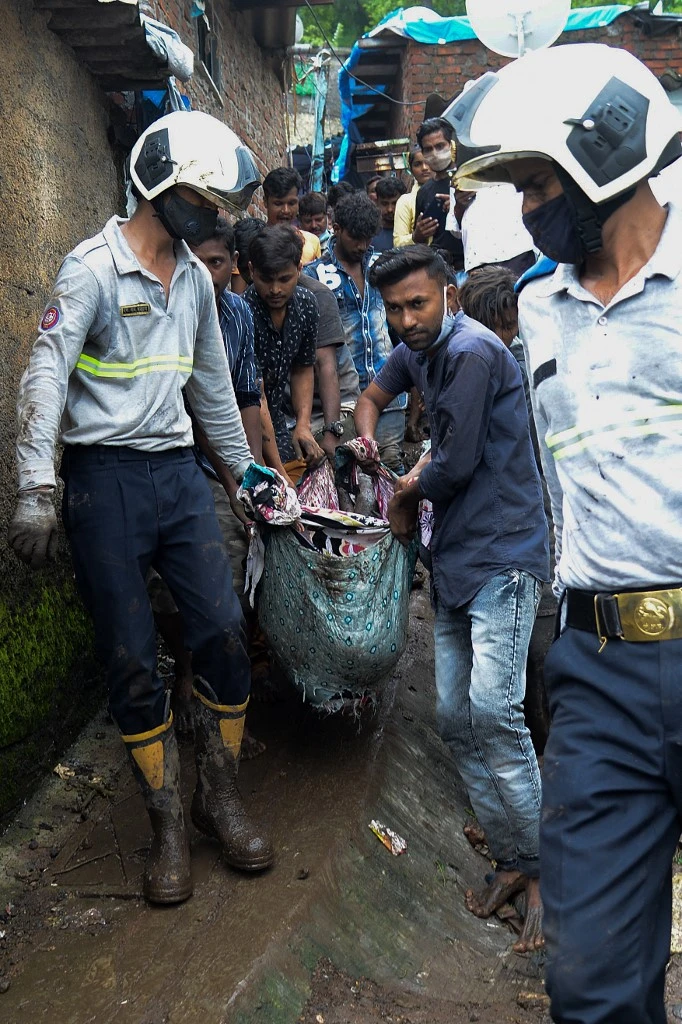 Une équipe de sauveteurs à Bombay en Inde le 18 juillet 2021. Photo Sujit Jaiswal / AFP