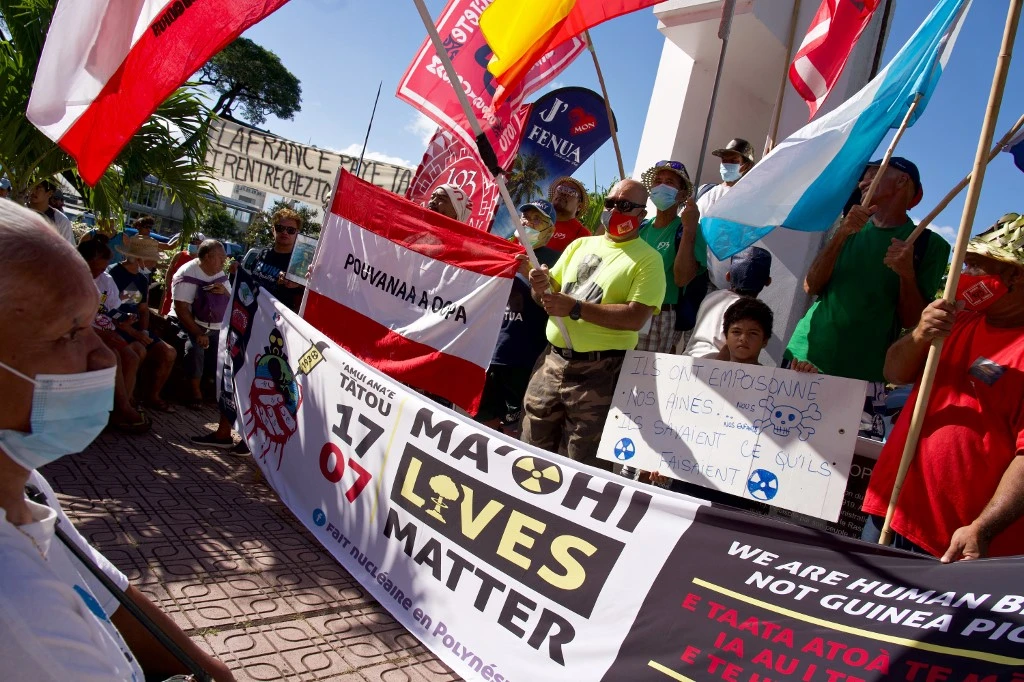 Des polynésiens manifestant contre les essais nucléaires le 17 juillet 2021. Photo Suliane FAVENNEC / AFP