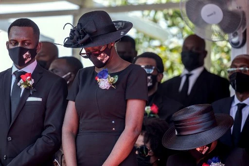 (G à d) Joverlain Moise, Jomarlie Moise et Martine Moïse assistent aux funérailles du président haïtien assassiné Jovenel Moïse, le 23 juillet 2021, à Cap-Haïtien, Haïti, la principale ville de sa région du nord natale. Moïse, 53 ans, a été abattu à son domicile aux premières heures du 7 juillet. (Valérie Baeriswyl / AFP)