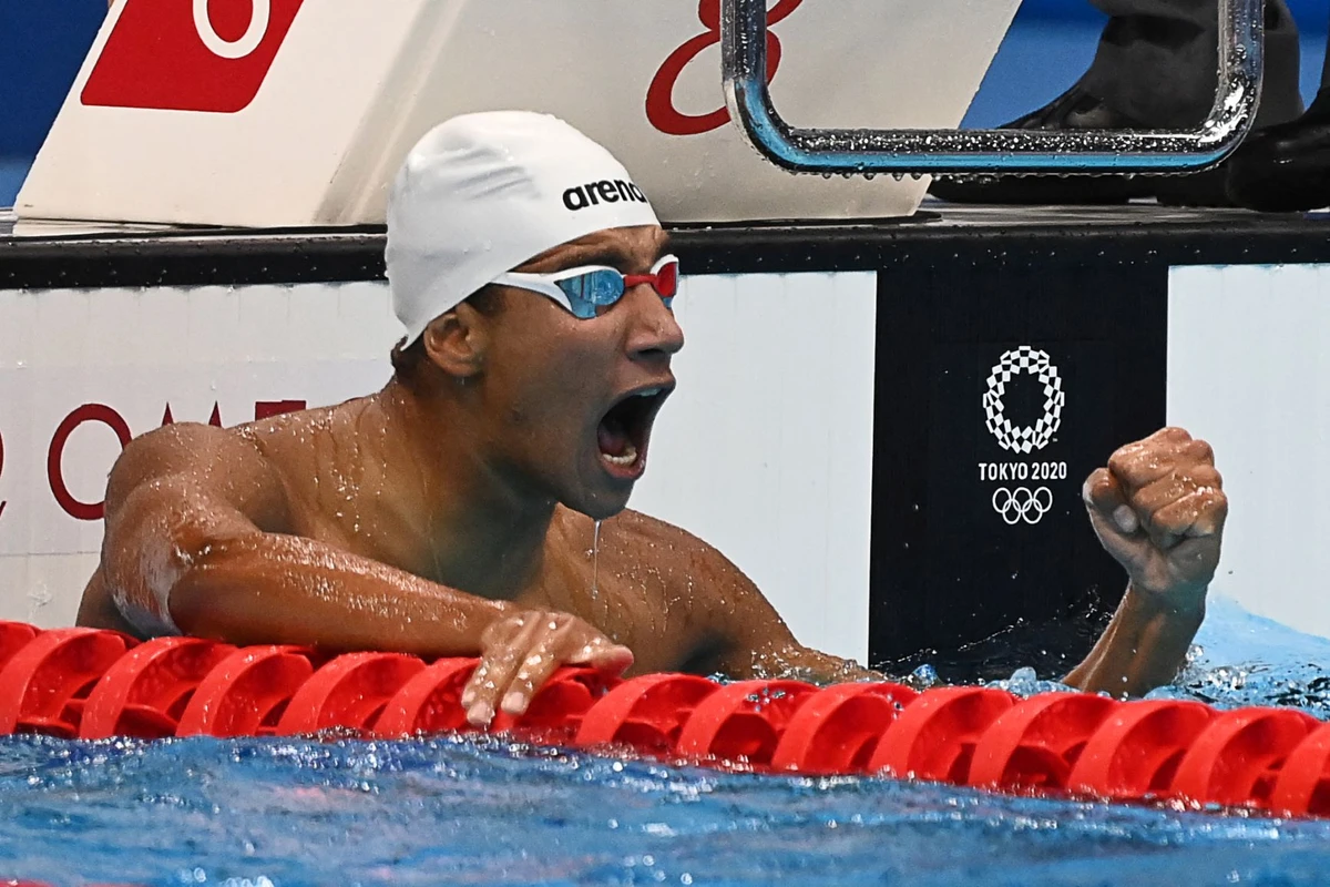 Le Tunisien Ahmed Hafnaoui célèbre après avoir remporté la finale du 400 m nage libre hommes lors des Jeux Olympiques de Tokyo 2020 au Centre aquatique de Tokyo, le 25 juillet 2021. (Photo, AFP)